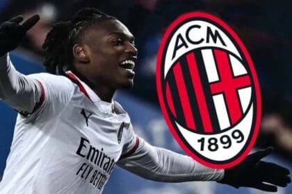 Sulmuesi Rafael Leao duke festuar me fanellën e Milanit në stadiumin San Siro.