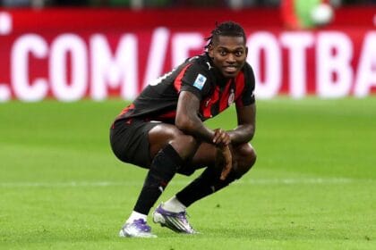 Rafael Leao me fanellën e Milanit gjatë një ndeshjeje