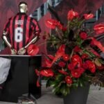 Lule dhe shalli pranë selisë së Casa Milan në nderim të Franco Baresi