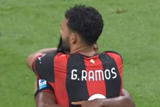 Mario Gila dhe Goncalo Ramos festojnë gjatë ndeshjes Milan-Venezia te San Siro.
