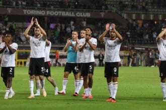 Lojtarët e Milanit përshëndesin tifozët rossoneri pas fitores ndaj Torinos