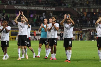 Lojtarët e Milanit përshëndesin tifozët rossoneri pas fitores ndaj Torinos