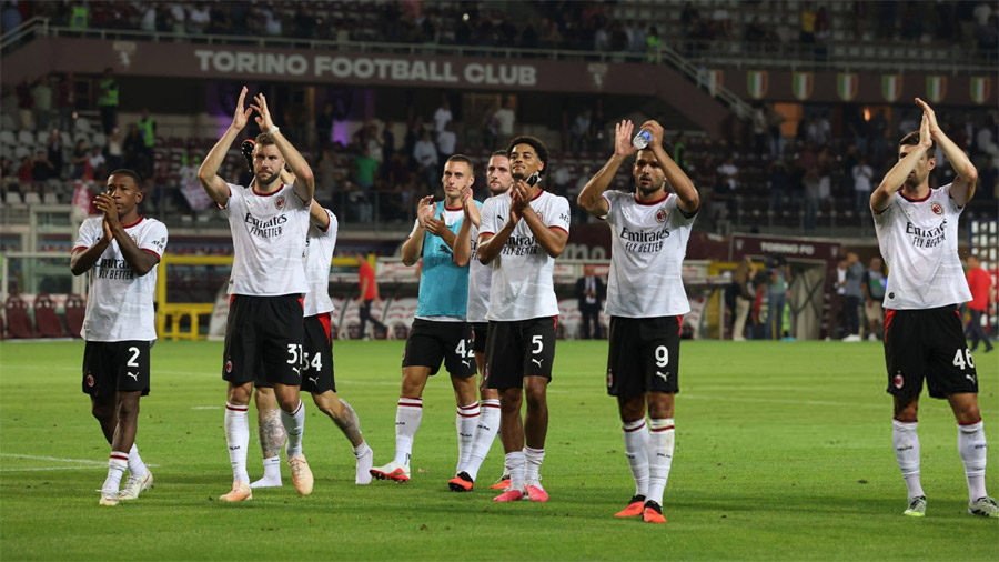 Lojtarët e Milanit përshëndesin tifozët rossoneri pas fitores ndaj Torinos