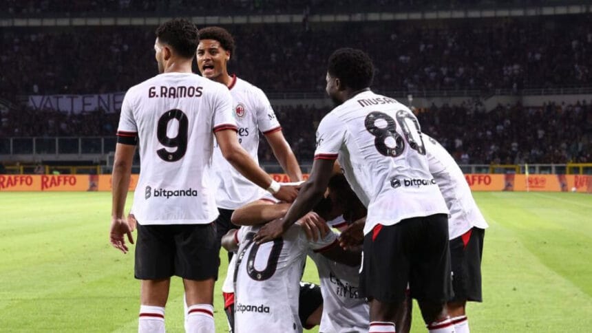 Futbollistët e Milanit festojnë pas golit të shënuar ndaj Torinos