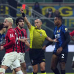Arbitri i tregon kartonin ish-yllit të Milanit, Theo Hernandez, gjatë një ndeshjeje të Serie A kundër Interit