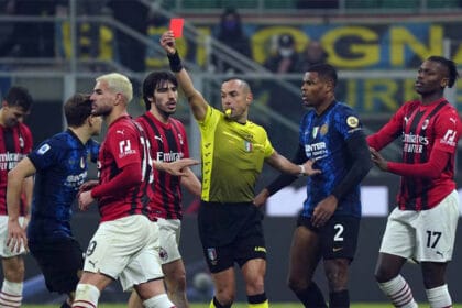 Arbitri i tregon kartonin ish-yllit të Milanit, Theo Hernandez, gjatë një ndeshjeje të Serie A kundër Interit