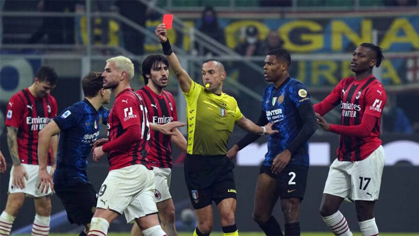 Arbitri i tregon kartonin ish-yllit të Milanit, Theo Hernandez, gjatë një ndeshjeje të Serie A kundër Interit