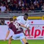 Topi prek dorën e torinezit Vlasic dhe një vendim i diskutueshëm i arbitrit në ndeshjen Torino-Milan