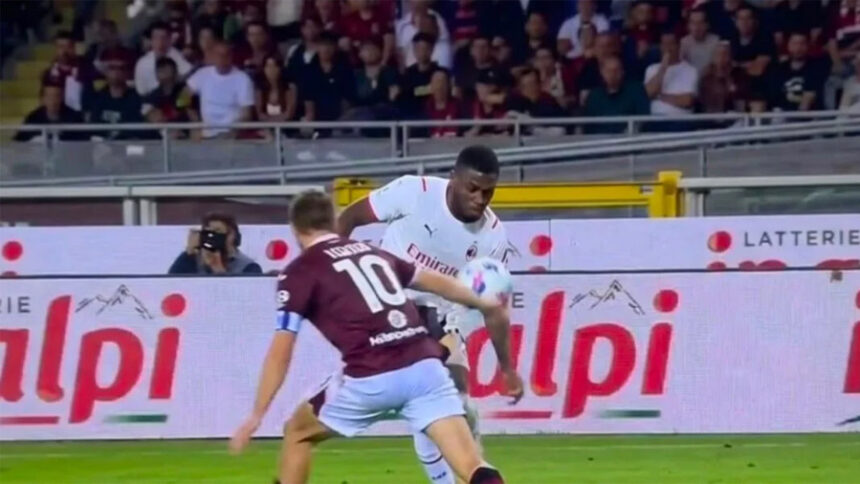 Topi prek dorën e torinezit Vlasic dhe një vendim i diskutueshëm i arbitrit në ndeshjen Torino-Milan