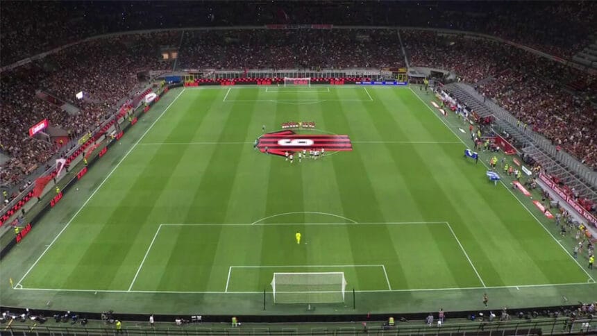 Tifozët e Milanit në Kurva Sud gjatë homazhit për Franco Baresin te San Siro