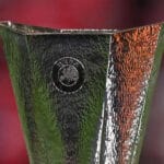 Stema e Europa League me sfondin e stadiumit Waldstadion në Frankfurt