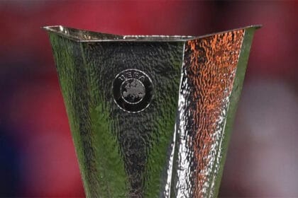 Stema e Europa League me sfondin e stadiumit Waldstadion në Frankfurt