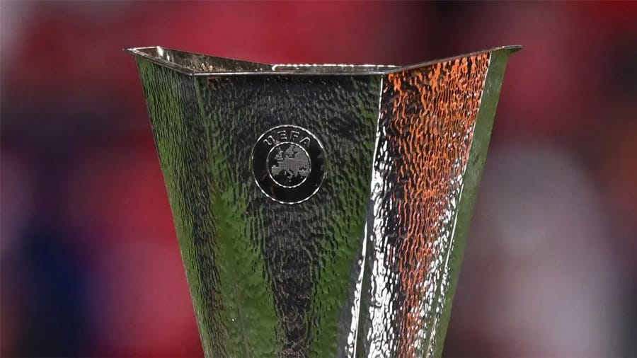 Stema e Europa League me sfondin e stadiumit Waldstadion në Frankfurt