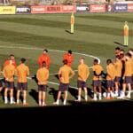 Trajneri Ruben Amorim duke udhëzuar lojtarët kuqezi gjatë një seance stërvitore në Milanello