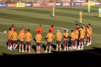 Trajneri Ruben Amorim duke udhëzuar lojtarët kuqezi gjatë një seance stërvitore në Milanello