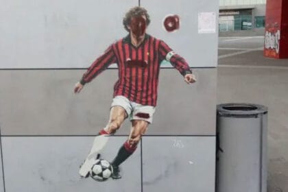 Murali i dëmtuar i Franco Baresi përpara selisë së Casa Milan.