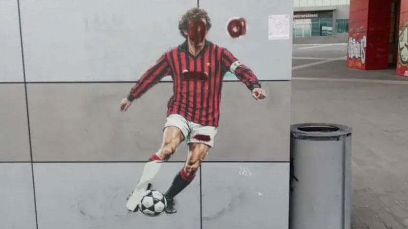 Murali i dëmtuar i Franco Baresi përpara selisë së Casa Milan.