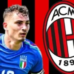 Sebastiano Esposito me fanellën e kombëtares së Italisë, që përflitet si oblektiv i Milanit