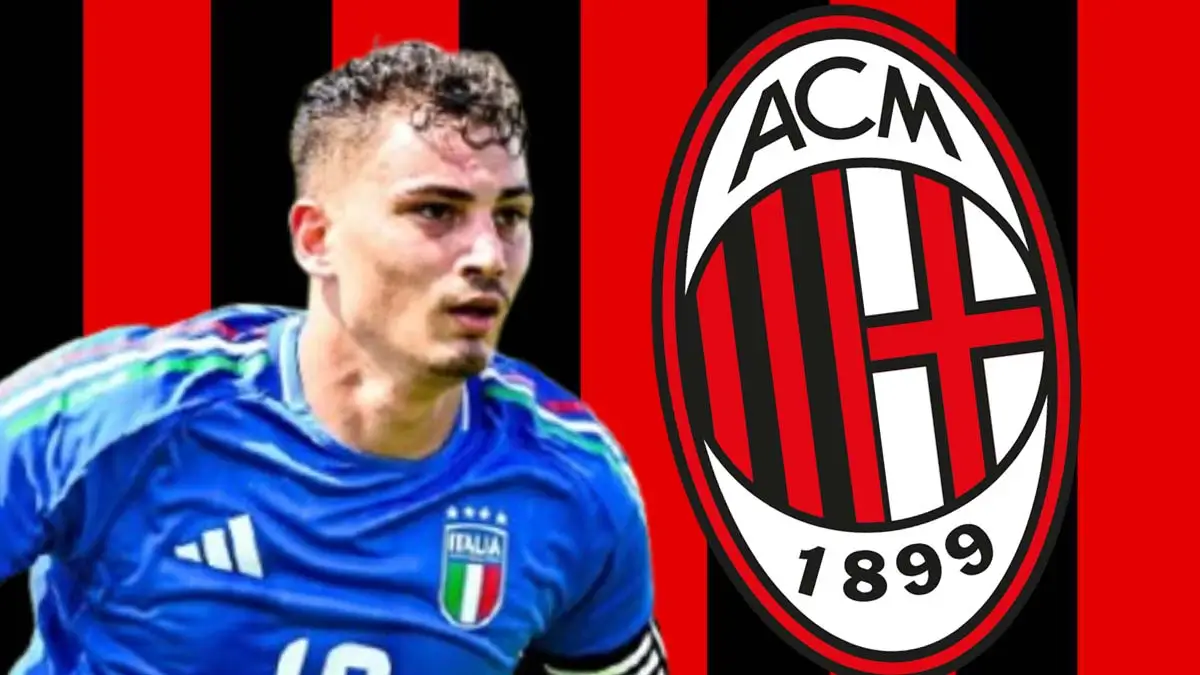 Sebastiano Esposito me fanellën e kombëtares së Italisë, që përflitet si oblektiv i Milanit