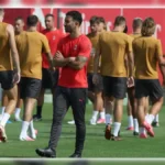 Rúben Amorim gjatë stërvitjes në Milanello, duke udhëzuar lojtarët për krahun e majtë