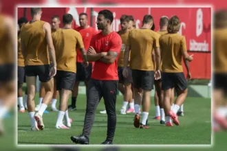 Rúben Amorim gjatë stërvitjes në Milanello, duke udhëzuar lojtarët për krahun e majtë