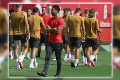 Rúben Amorim gjatë stërvitjes në Milanello, duke udhëzuar lojtarët për krahun e majtë
