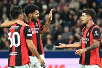 Lojrarët e Milanit Ardon Jashari, Chris Pulisic dhe Goncalo Ramos, festojnë golin e këtij të fundit kundër Salzburgut