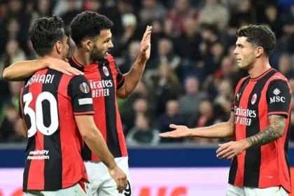 Lojrarët e Milanit Ardon Jashari, Chris Pulisic dhe Goncalo Ramos, festojnë golin e këtij të fundit kundër Salzburgut