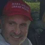 Gerry Cardinale me kapelen e kuqe Make Milan Great Again duke dalë nga Milanello