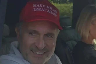 Gerry Cardinale me kapelen e kuqe Make Milan Great Again duke dalë nga Milanello