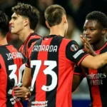 Alphadjo Cisse bashkë me lojtarët e tjerë të Milanit feston trigolëshin e tij historik ndaj Salzburgut në Europa League