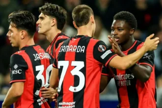 Alphadjo Cisse bashkë me lojtarët e tjerë të Milanit feston trigolëshin e tij historik ndaj Salzburgut në Europa League